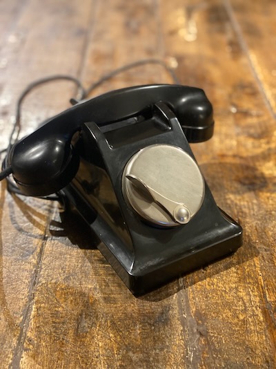 Ancien téléphone U43 Charles Mildé PTT France en bakélite noir à magnéto